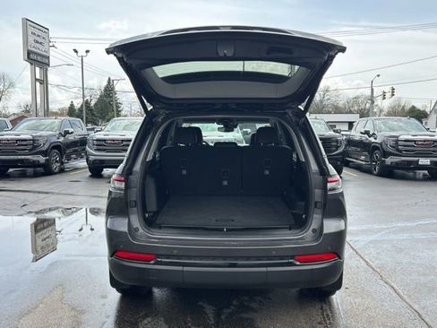 Used 2024 Jeep Grand Cherokee Limited w/ Black Appearance Package AWD/4WD image 10