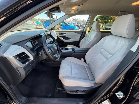 Used 2025 Nissan Rogue SV FWD image 29