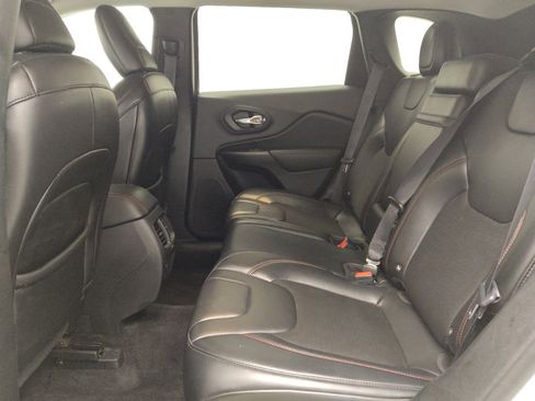 Used 2019 Jeep Cherokee Trailhawk w/ Comfort/Convenience Group AWD/4WD image 18
