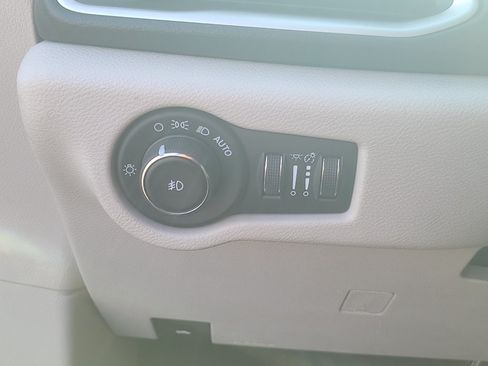 Used 2018 Chrysler Pacifica Touring Plus w/ Tire & Wheel Group FWD image 15