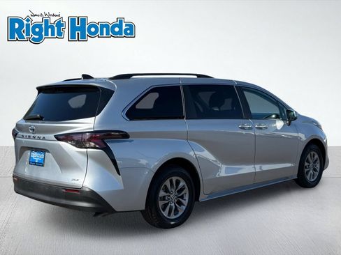 Used 2025 Toyota Sienna XLE FWD image 7