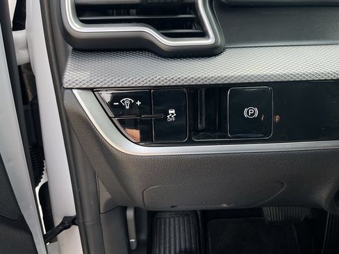 Used 2025 Kia Sportage LX FWD image 17