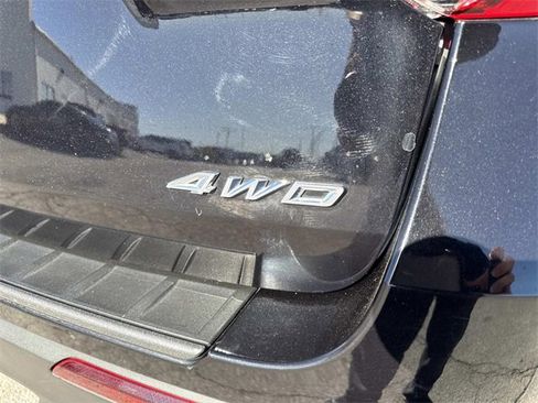 Used 2022 Ford Explorer XLT w/ Equipment Group 202A image 4