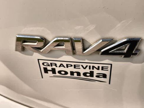 Used 2018 Toyota RAV4 XLE FWD image 8