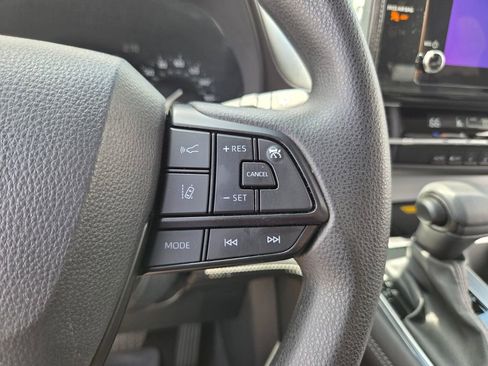 Used 2025 Toyota Sienna LE FWD image 24
