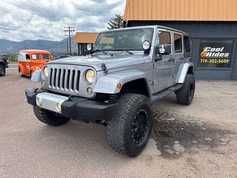 Used 2014 Jeep Wrangler Unlimited Sahara w/ Connectivity Group AWD/4WD image 10