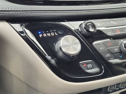 Certified 2024 Chrysler Pacifica Select image 12