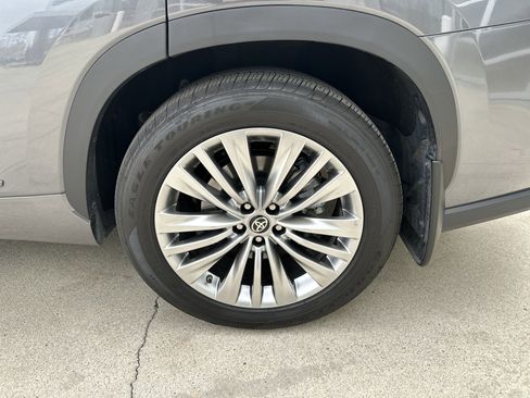 Used 2025 Toyota Highlander Platinum image 17