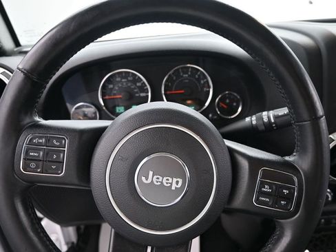 Used 2015 Jeep Wrangler Unlimited Sahara w/ Connectivity Group AWD/4WD image 11