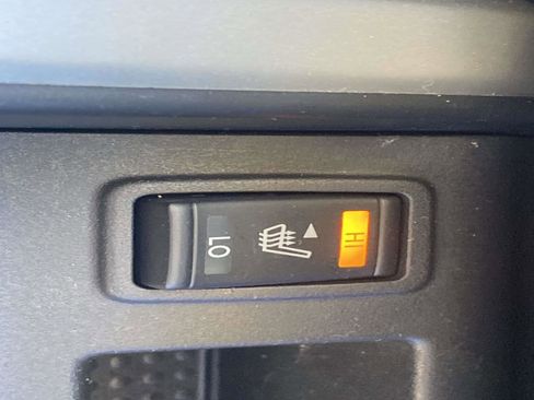 Used 2021 Nissan Titan SV w/ SV Convenience Package image 38