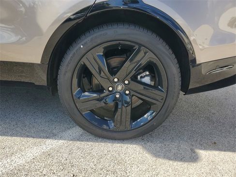 Used 2024 Land Rover Discovery Dynamic SE image 10