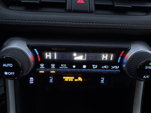 Used 2020 Toyota RAV4 XLE image 29