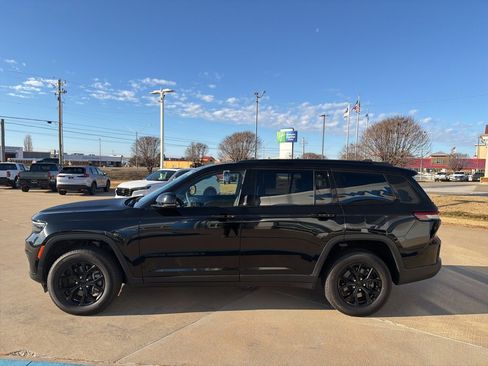 Used 2024 Jeep Grand Cherokee L Laredo image 5