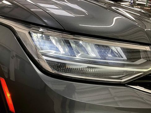 Used 2022 Volkswagen Tiguan SE R-Line image 31