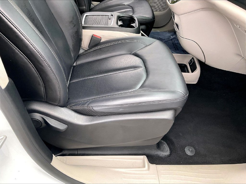 Used 2024 Chrysler Pacifica Limited FWD image 35