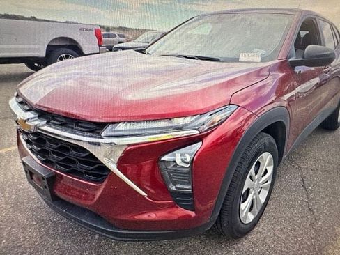Used 2025 Chevrolet Trax LS FWD image 4