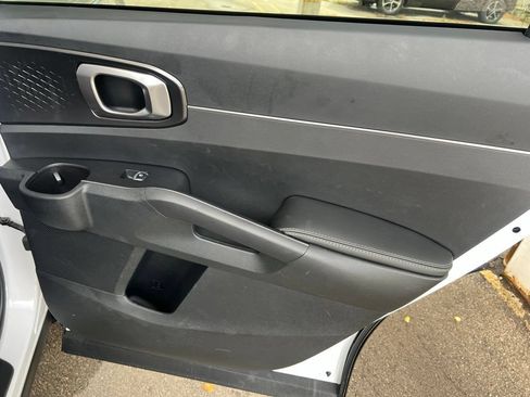Used 2022 Kia Sorento LX FWD image 16