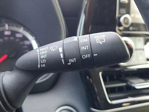 Used 2021 Toyota Highlander LE image 12