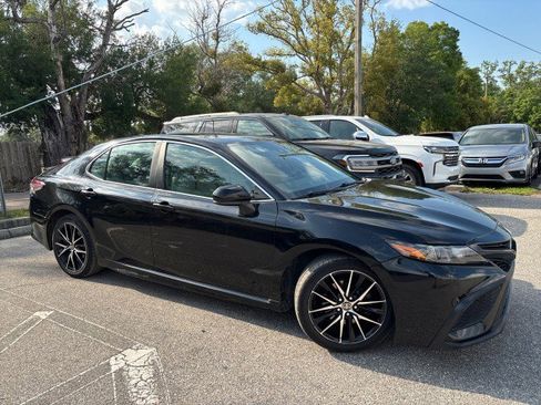 Used 2021 Toyota Camry SE image 6