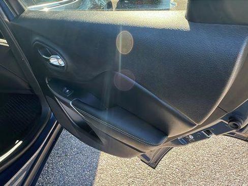 Used 2019 Jeep Cherokee Latitude w/ Cold Weather Group image 17