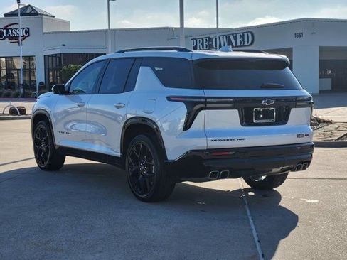 Used 2025 Chevrolet Traverse RS image 3