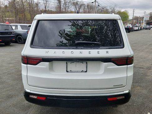 Used 2024 Jeep Wagoneer L Series II w/ Flexible Seating Group AWD/4WD image 5