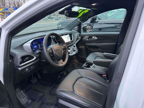 Used 2024 Chrysler Pacifica Limited image 13