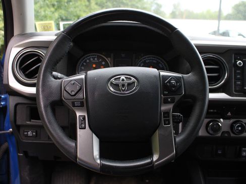 Used 2018 Toyota Tacoma SR5 AWD/4WD image 9