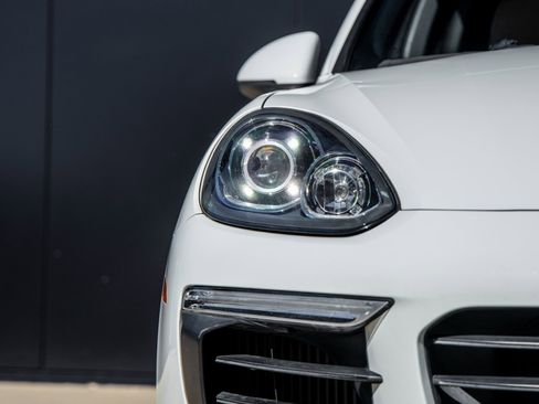 Used 2017 Porsche Cayenne S image 16