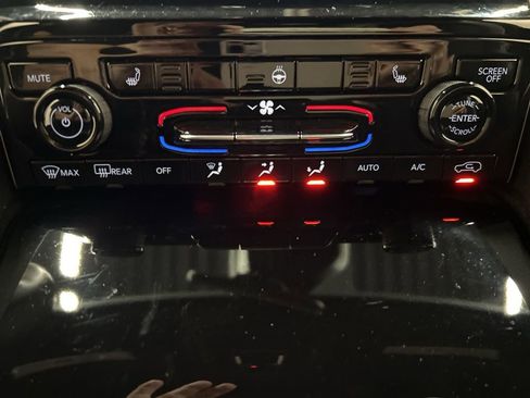 Used 2025 Jeep Grand Cherokee Altitude image 24