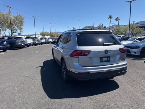 Used 2023 Volkswagen Tiguan SE w/ Panoramic Sunroof Package image 12