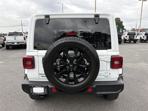 Used 2025 Jeep Wrangler Sahara image 7