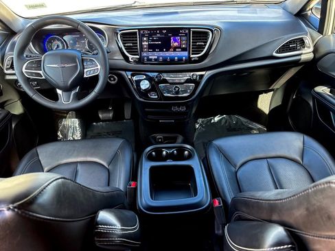 Used 2025 Chrysler Pacifica Select image 21