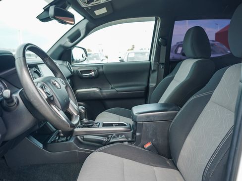 Certified 2023 Toyota Tacoma TRD Off-Road AWD/4WD image 19