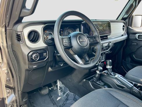 Certified 2024 Jeep Gladiator Sport AWD/4WD image 9