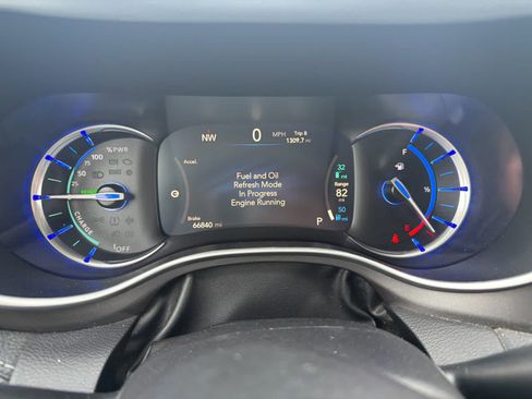 Used 2023 Chrysler Pacifica Touring-L image 18