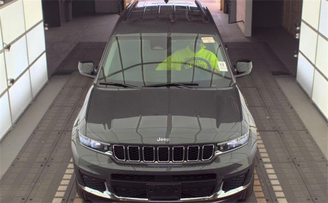 Used 2024 Jeep Grand Cherokee L Laredo w/ Luxury Tech Group I AWD/4WD image 2