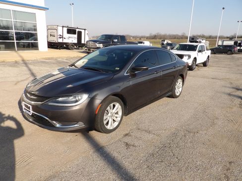 Used 2017 Chrysler 200 Limited Platinum FWD image 3