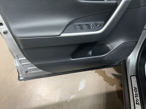 Used 2020 Toyota RAV4 Limited w/ Carpet Mat Package AWD/4WD image 12