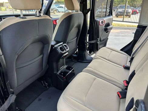 Used 2018 Jeep Wrangler Unlimited Sport S image 17