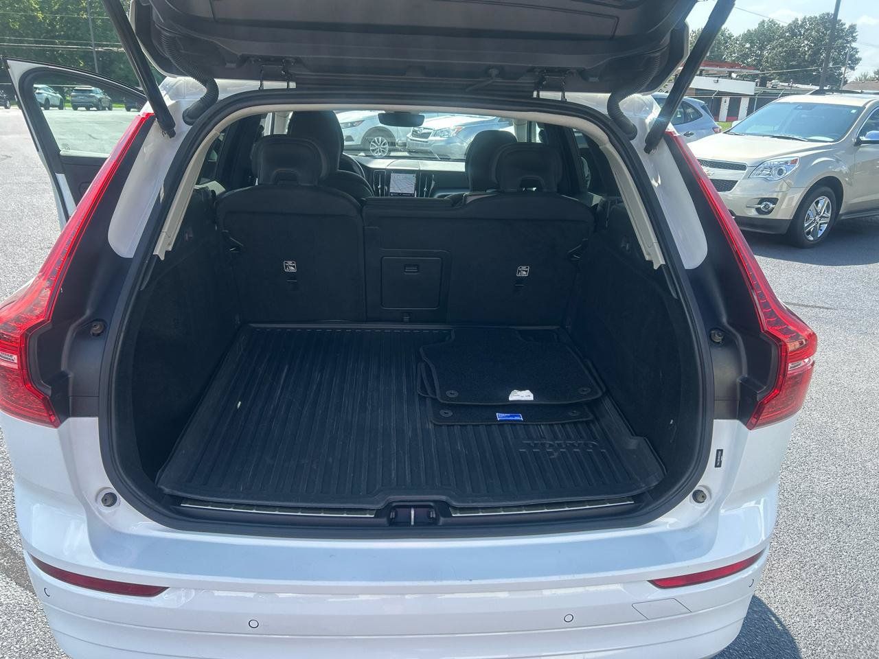 Used 2022 Volvo XC60 B5 Momentum AWD/4WD image 12