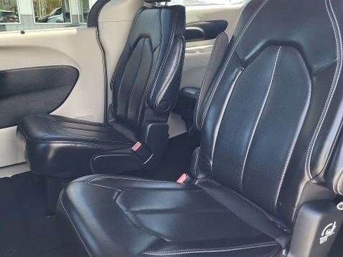 Used 2023 Chrysler Pacifica Touring-L FWD image 17