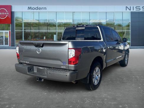 Used 2018 Nissan Titan SV w/ SV Convenience Package image 5