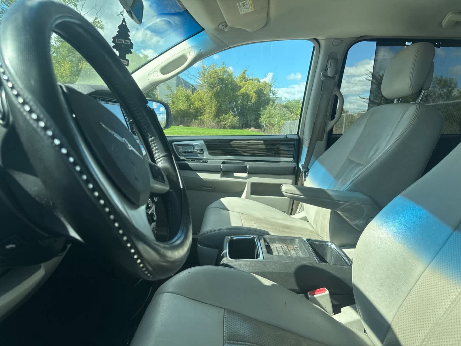 Used 2010 Chrysler Town & Country Touring FWD image 31