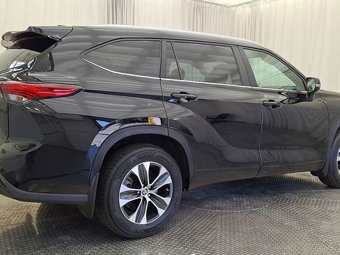 Used 2023 Toyota Highlander XLE AWD/4WD image 4
