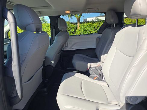 Used 2025 Toyota Sienna XLE image 17