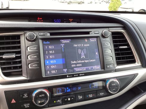 Used 2017 Toyota Highlander XLE FWD image 19