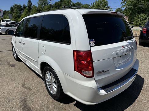 Used 2014 Dodge Grand Caravan SXT w/ UConnect Hands-Free Group FWD image 4