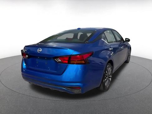 Used 2025 Nissan Altima 2.5 SV FWD image 14