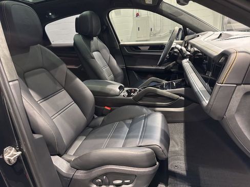 Used 2025 Porsche Cayenne GTS AWD/4WD image 40